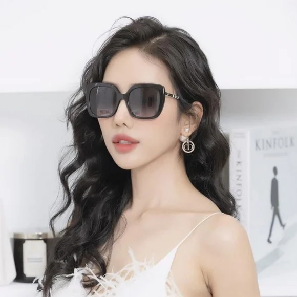 Burberry | Accessories | New Authentic Burberry Caroll  display picture 3